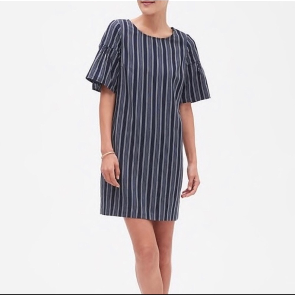 Banana Republic Factory smocked sleeve shift dress